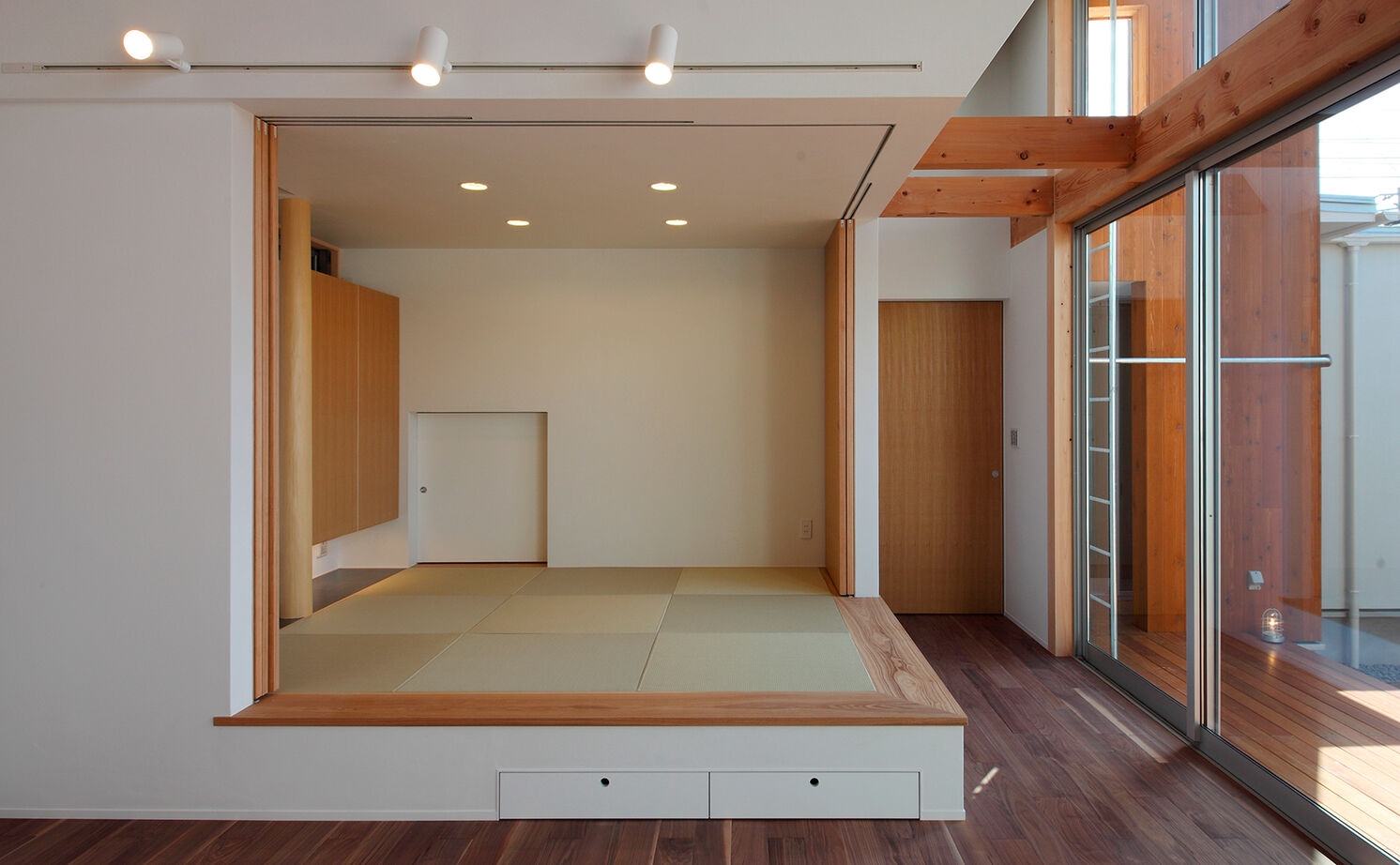 １０１０ｈｏｕｓｅ（安藤工務店） 【吹抜/4000万円台/60坪/平屋/ビルトインガレージ/中庭】スキップフロアから生まれるゆとりある贅沢空間の建築実例画像4