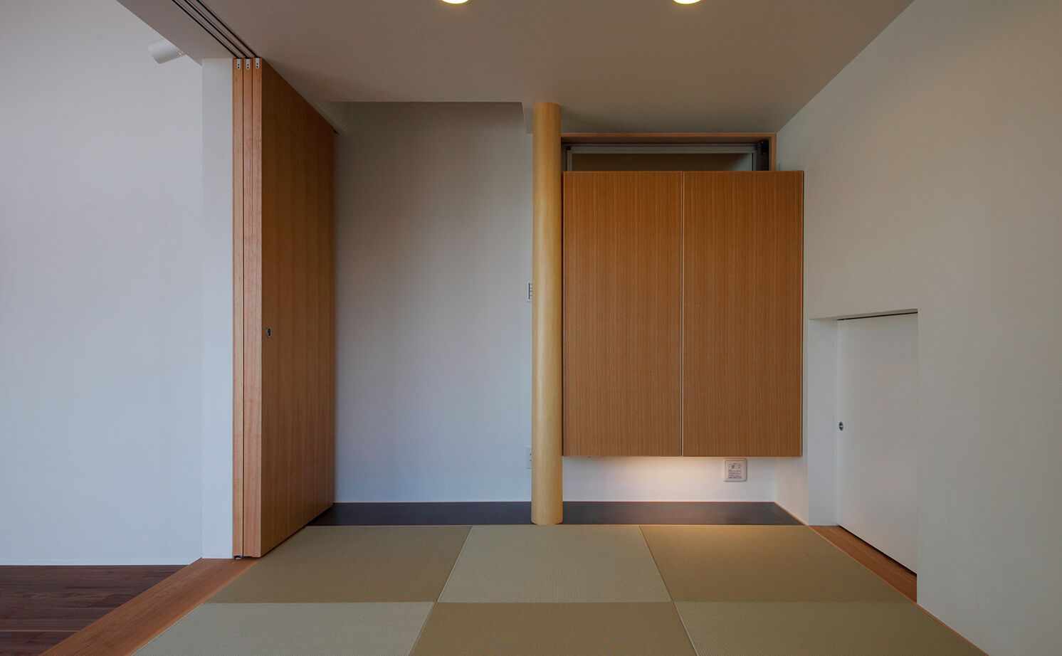 １０１０ｈｏｕｓｅ（安藤工務店） 【吹抜/4000万円台/60坪/平屋/ビルトインガレージ/中庭】スキップフロアから生まれるゆとりある贅沢空間の建築実例画像5