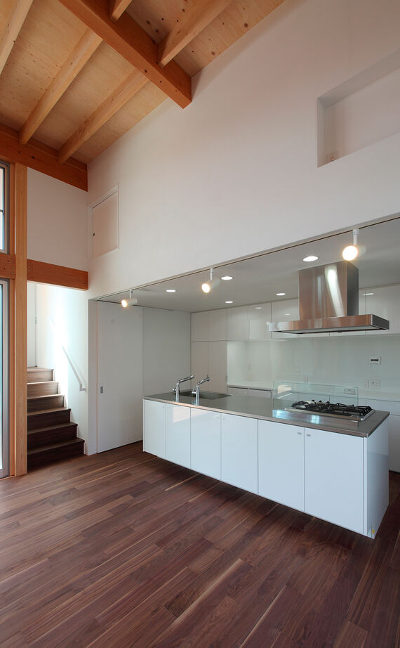 １０１０ｈｏｕｓｅ（安藤工務店） 【吹抜/4000万円台/60坪/平屋/ビルトインガレージ/中庭】スキップフロアから生まれるゆとりある贅沢空間の建築実例画像6