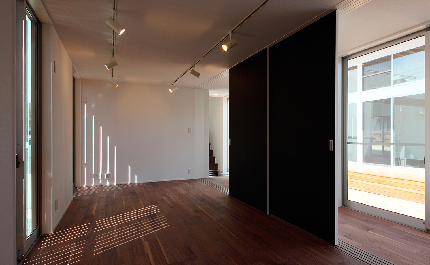 １０１０ｈｏｕｓｅ（安藤工務店） 【吹抜/4000万円台/60坪/平屋/ビルトインガレージ/中庭】スキップフロアから生まれるゆとりある贅沢空間の建築実例画像7