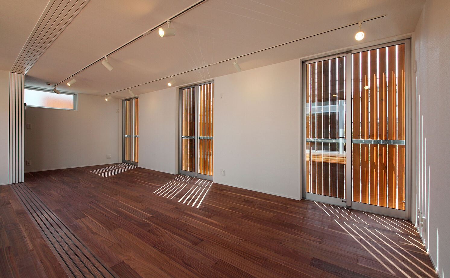 １０１０ｈｏｕｓｅ（安藤工務店） 【吹抜/4000万円台/60坪/平屋/ビルトインガレージ/中庭】スキップフロアから生まれるゆとりある贅沢空間の建築実例画像8