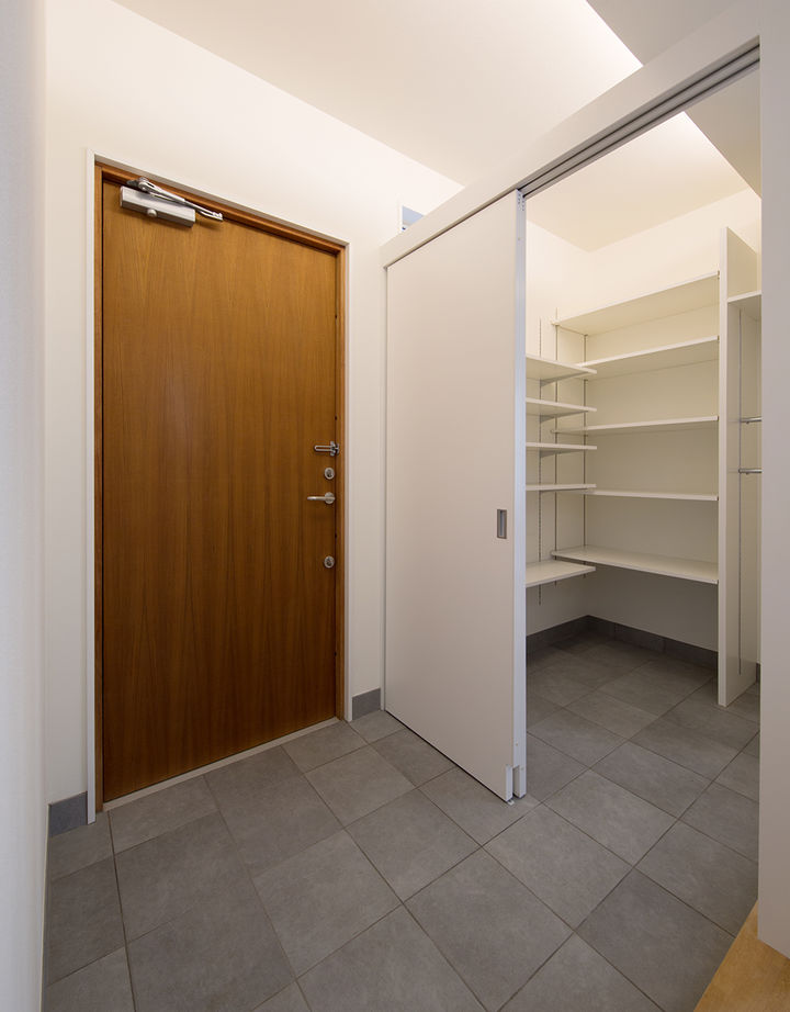 １０１０ｈｏｕｓｅ（安藤工務店） 【リビング階段/1500万円～2000万円/30坪台/間取り有】光と風を巧みに取り込む、ビルトインガレージの家の建築実例画像9