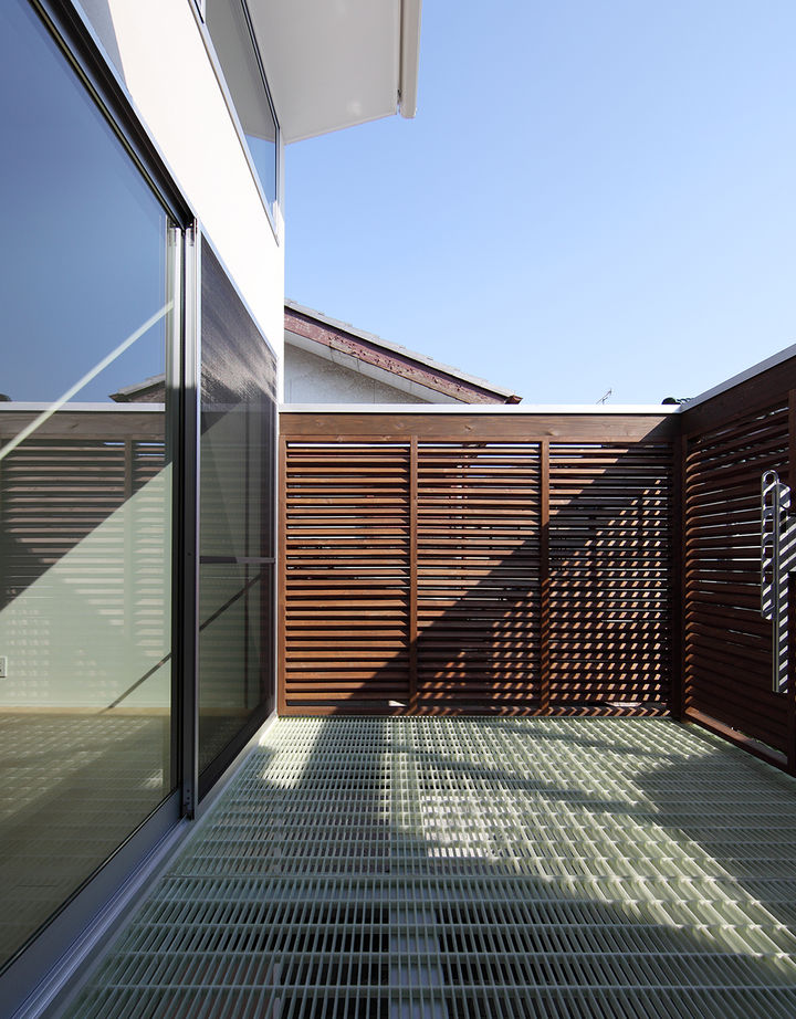 １０１０ｈｏｕｓｅ（安藤工務店） 【ビルトインガレージ/1780万円/32坪/間取図有】道路に面した角地でも外は閉じ、内に解放感ある寛ぎの家の建築実例画像4