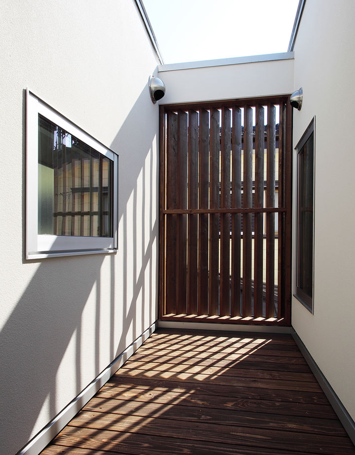 １０１０ｈｏｕｓｅ（安藤工務店） 【ビルトインガレージ/1780万円/32坪/間取図有】道路に面した角地でも外は閉じ、内に解放感ある寛ぎの家の建築実例画像6