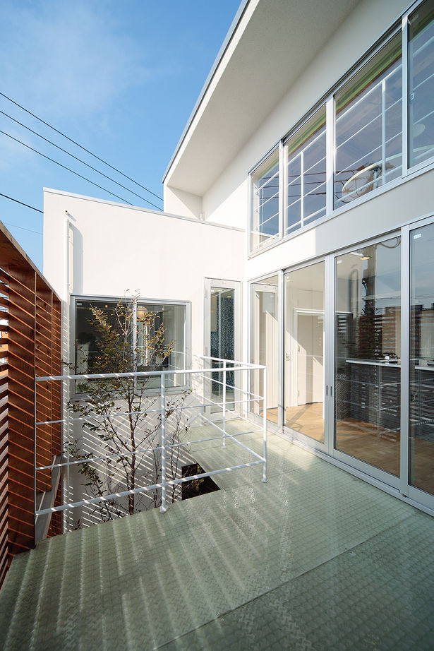 １０１０ｈｏｕｓｅ（安藤工務店） 【1690万円／28坪／間取り有】外に閉じ、中庭やテラスから光を取り入れる。周囲を気にせず寛げる家の建築実例画像4