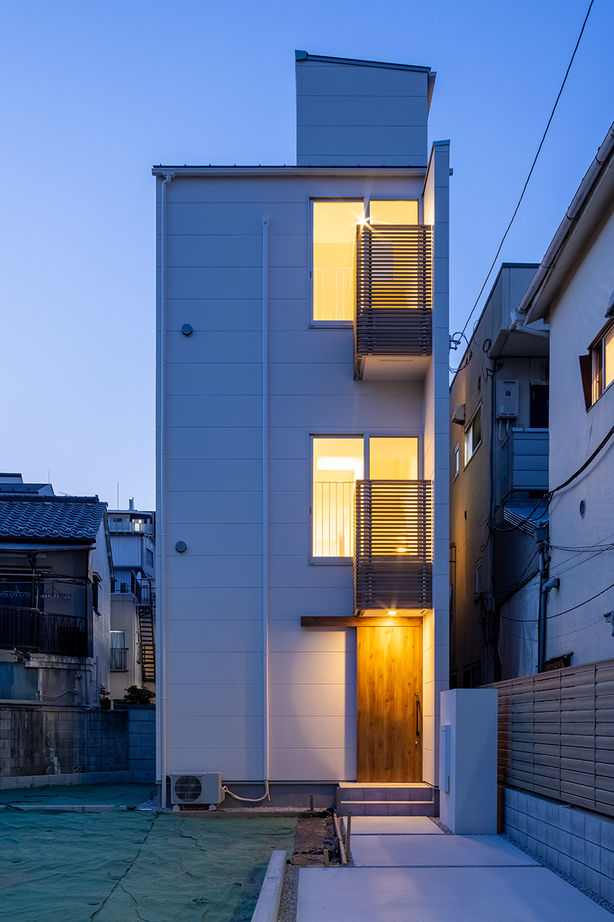 １０１０ｈｏｕｓｅ（安藤工務店） 【2068万円/28坪/間取り図有/吹き抜け】スキップフロアを巧みに使い、希望を全て形に。旗竿地建つ狭小住宅の建築実例画像3