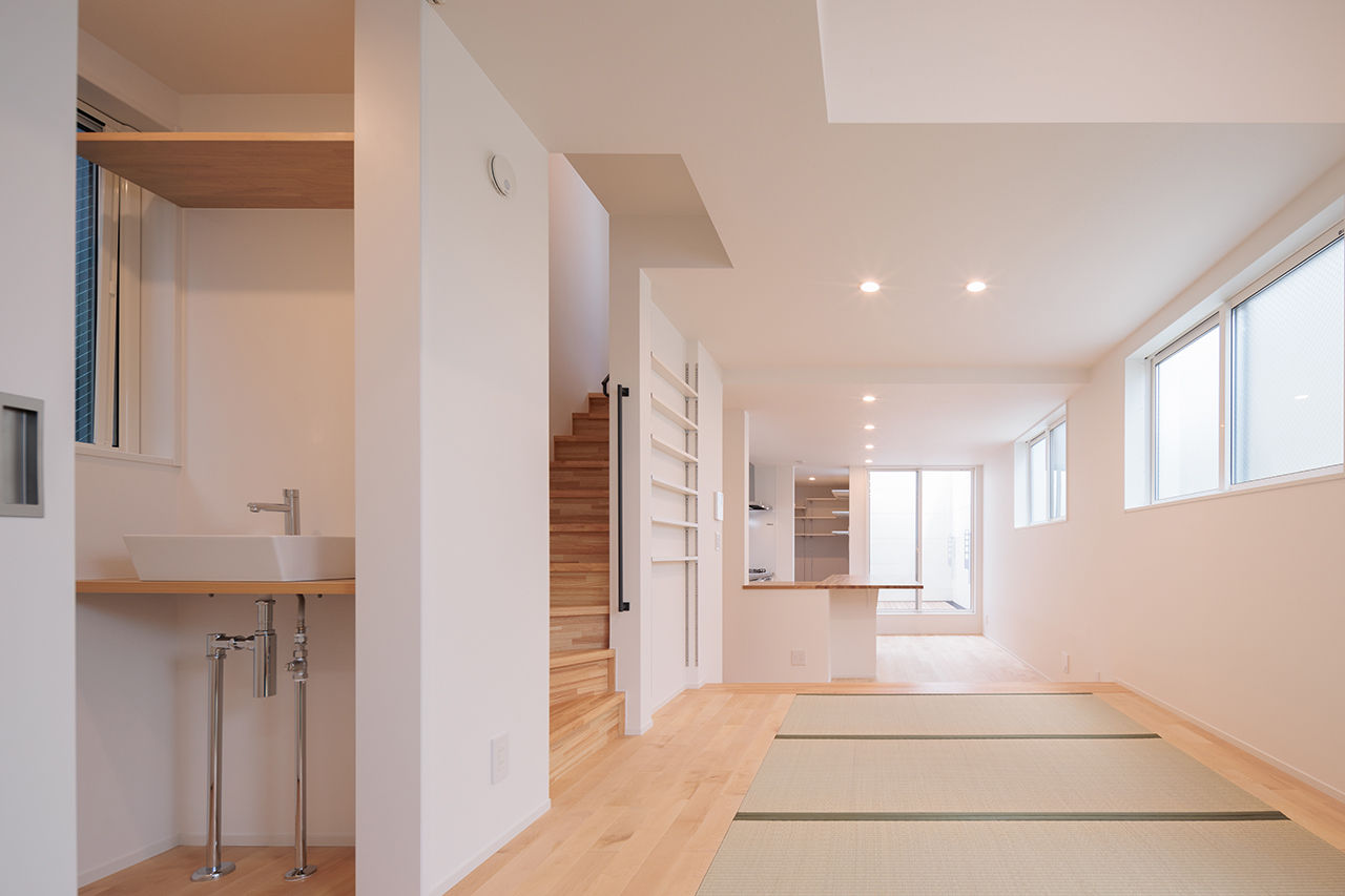 １０１０ｈｏｕｓｅ（安藤工務店） 【33坪/間取り図有/家事ラク動線】狭小の間口でも建築家の巧みな設計で広々ガレージ＆テラスも実現！の建築実例画像2