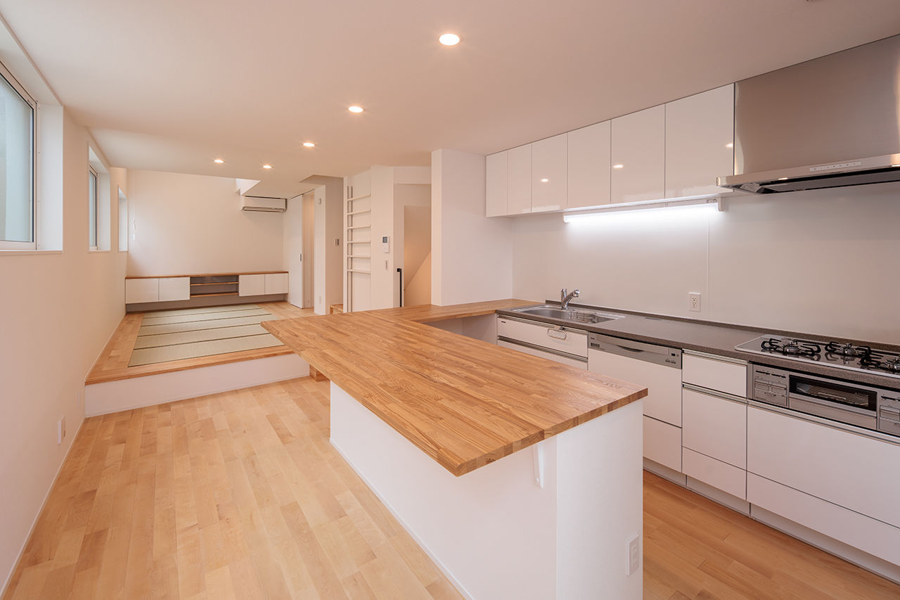 １０１０ｈｏｕｓｅ（安藤工務店） 【33坪/間取り図有/家事ラク動線】狭小の間口でも建築家の巧みな設計で広々ガレージ＆テラスも実現！の建築実例画像3