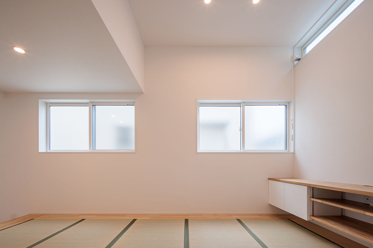 １０１０ｈｏｕｓｅ（安藤工務店） 【33坪/間取り図有/家事ラク動線】狭小の間口でも建築家の巧みな設計で広々ガレージ＆テラスも実現！の建築実例画像4