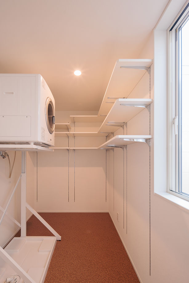 １０１０ｈｏｕｓｅ（安藤工務店） 【33坪/間取り図有/家事ラク動線】狭小の間口でも建築家の巧みな設計で広々ガレージ＆テラスも実現！の建築実例画像6