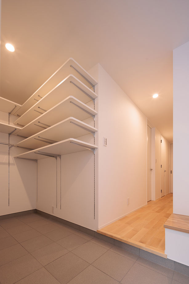 １０１０ｈｏｕｓｅ（安藤工務店） 【33坪/間取り図有/家事ラク動線】狭小の間口でも建築家の巧みな設計で広々ガレージ＆テラスも実現！の建築実例画像9