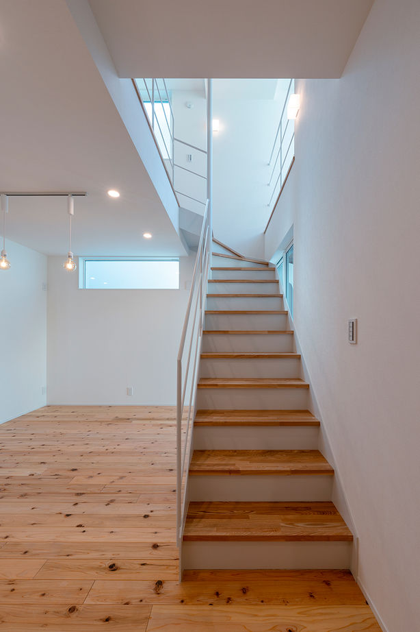 １０１０ｈｏｕｓｅ（安藤工務店） 【防火地域2階建て/21坪/3LDK/間取図有/1989万円】土地制限＆狭小地でも理想を形に。吹抜け×鉄骨階段の家の建築実例画像3