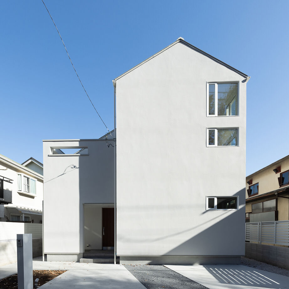 １０１０ｈｏｕｓｅ（安藤工務店） 【2000万円台/29坪/間取図有/全館気調】四季折々の借景と共に心豊かに過ごす。三角屋根の白い家の建築実例画像