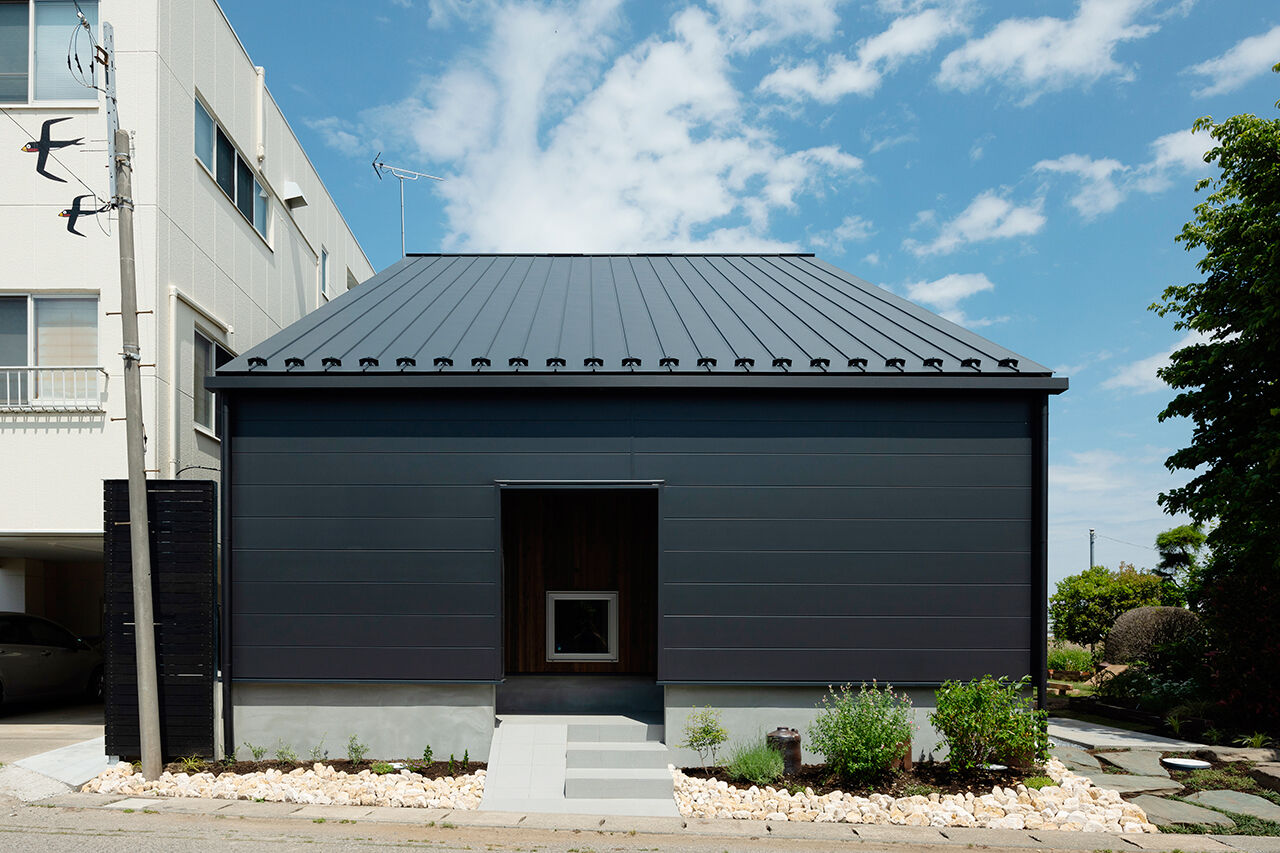 １０１０ｈｏｕｓｅ（安藤工務店） 【3000万円台/43坪/間取図有/全館空調】UA値0.32、C値0.2（※）。大屋根の下で家族の絆を育む二世帯住宅の建築実例画像2