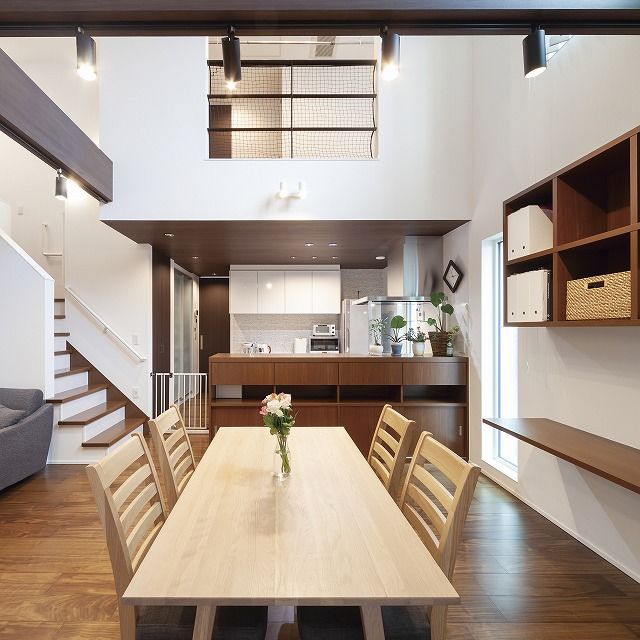 島野工務店 中2階の書斎を設けた吹き抜けの大空間。高性能設備で年中快適な省エネの家の建築実例画像4