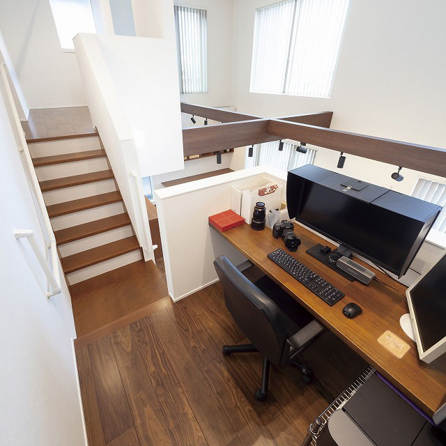 島野工務店 中2階の書斎を設けた吹き抜けの大空間。高性能設備で年中快適な省エネの家の建築実例画像5
