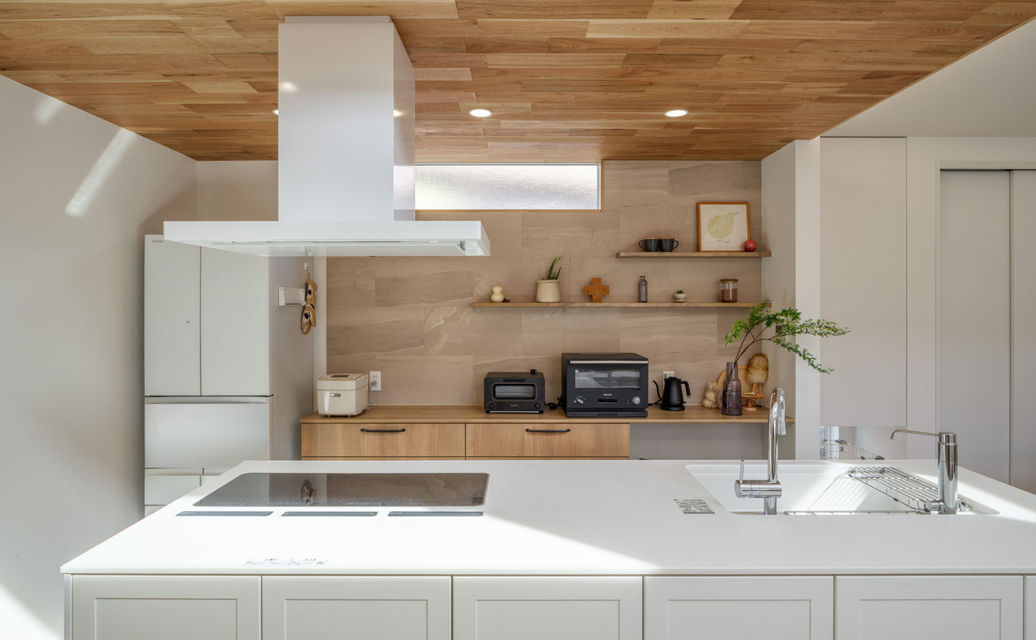 KEIJI一級建築士事務所 【京都・2階リビング・間取り図・2000万円台・30坪台】真っ白なアイランドキッチンで家事ラク仕様の住まいの建築実例画像