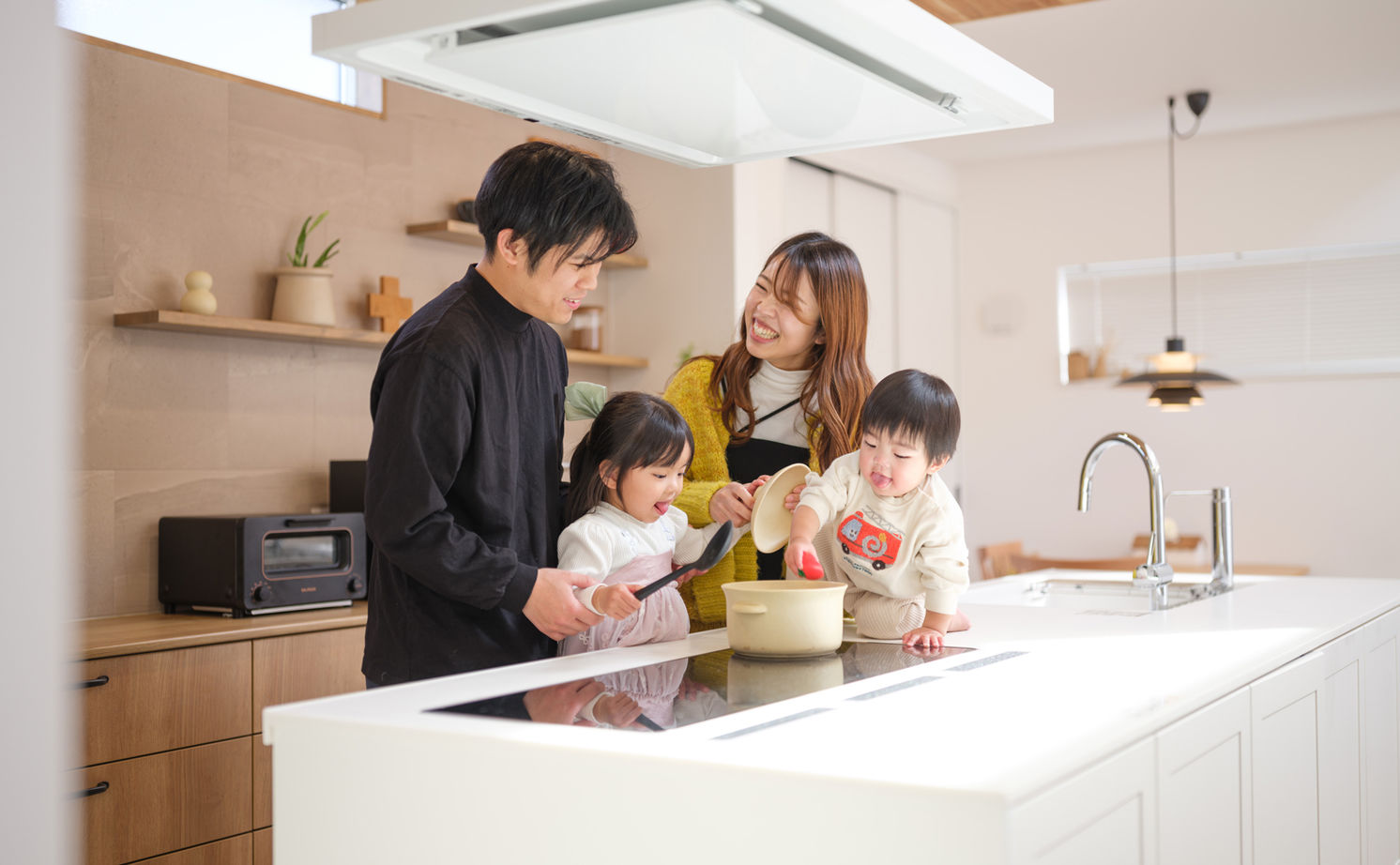 KEIJI一級建築士事務所 【京都・2階リビング・間取り図・2000万円台・30坪台】真っ白なアイランドキッチンで家事ラク仕様の住まいの建築実例画像2