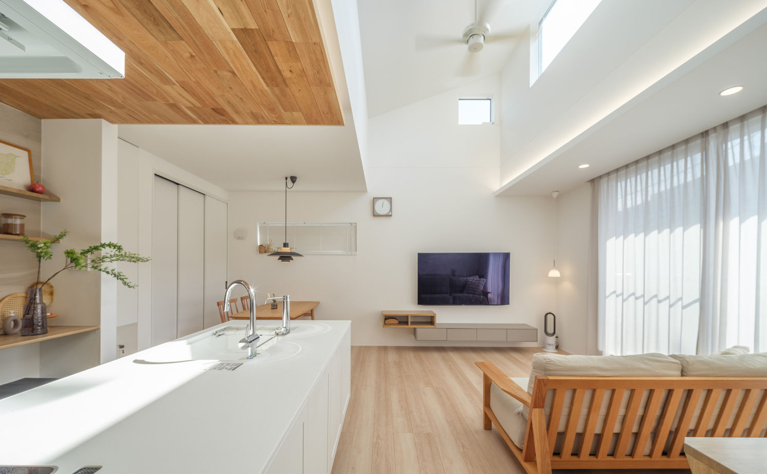 KEIJI一級建築士事務所 【京都・2階リビング・間取り図・2000万円台・30坪台】真っ白なアイランドキッチンで家事ラク仕様の住まいの建築実例画像9