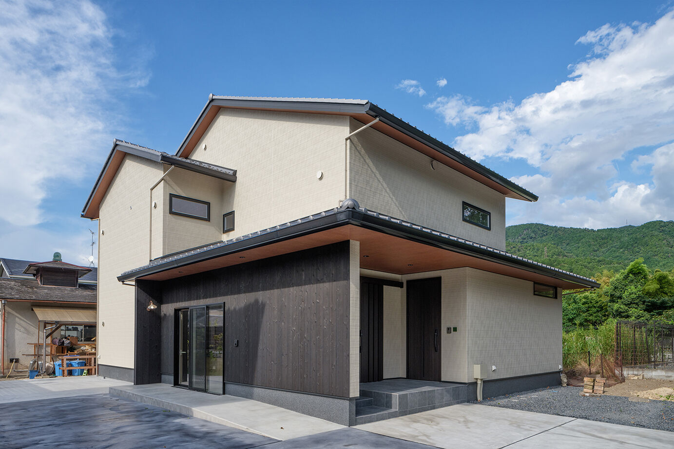 KEIJI一級建築士事務所 【W断熱・2階LDK・4000万円台・50坪台・二世帯住宅】天井梁を工夫 愛猫も子どもものびのびアトリエのある家の建築実例画像2