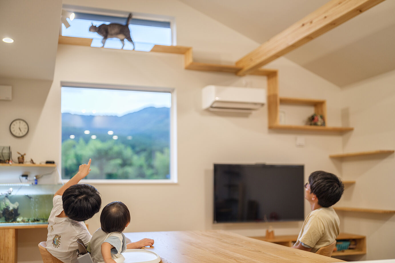 KEIJI一級建築士事務所 【W断熱・2階LDK・4000万円台・50坪台・二世帯住宅】天井梁を工夫 愛猫も子どもものびのびアトリエのある家の建築実例画像4