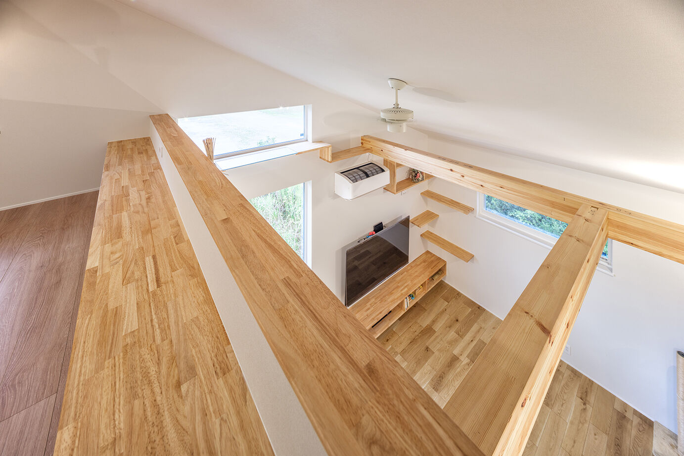 KEIJI一級建築士事務所 【W断熱・2階LDK・4000万円台・50坪台・二世帯住宅】天井梁を工夫 愛猫も子どもものびのびアトリエのある家の建築実例画像7