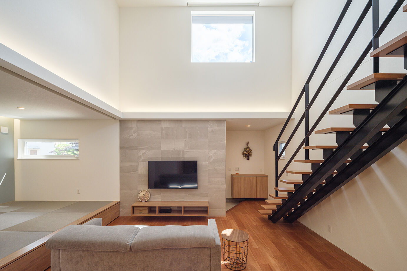 KEIJI一級建築士事務所 【吹き抜け・小上がり・間接照明】空の見える高窓がお気に入り。高性能+床暖房で冬暖かく、光熱費も削減の建築実例画像1