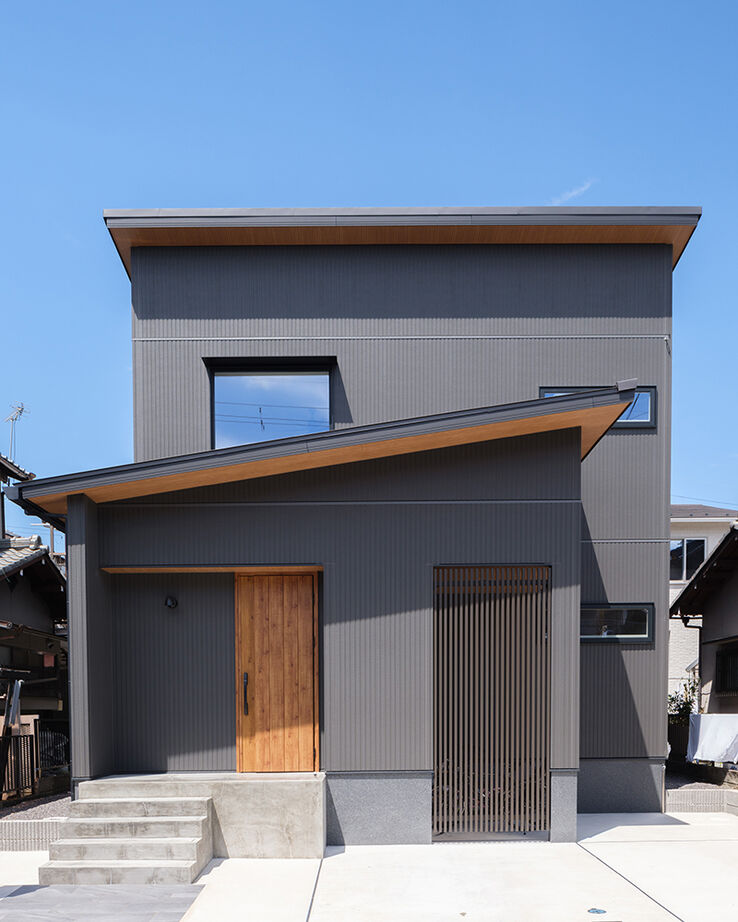 KEIJI一級建築士事務所 【吹き抜け・小上がり・間接照明】空の見える高窓がお気に入り。高性能+床暖房で冬暖かく、光熱費も削減の建築実例画像2