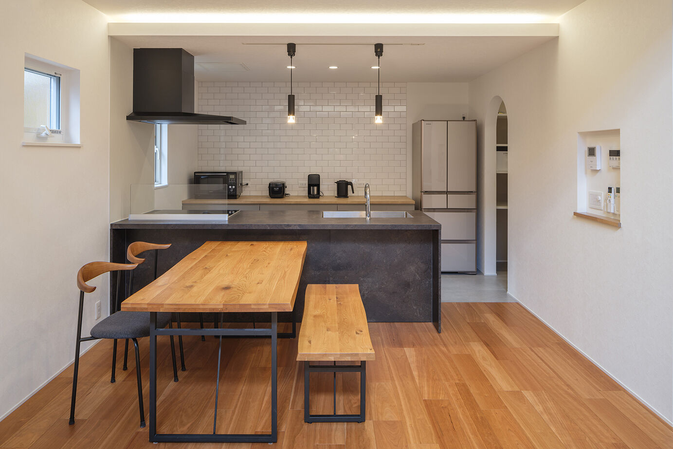 KEIJI一級建築士事務所 【吹き抜け・小上がり・間接照明】空の見える高窓がお気に入り。高性能+床暖房で冬暖かく、光熱費も削減の建築実例画像3