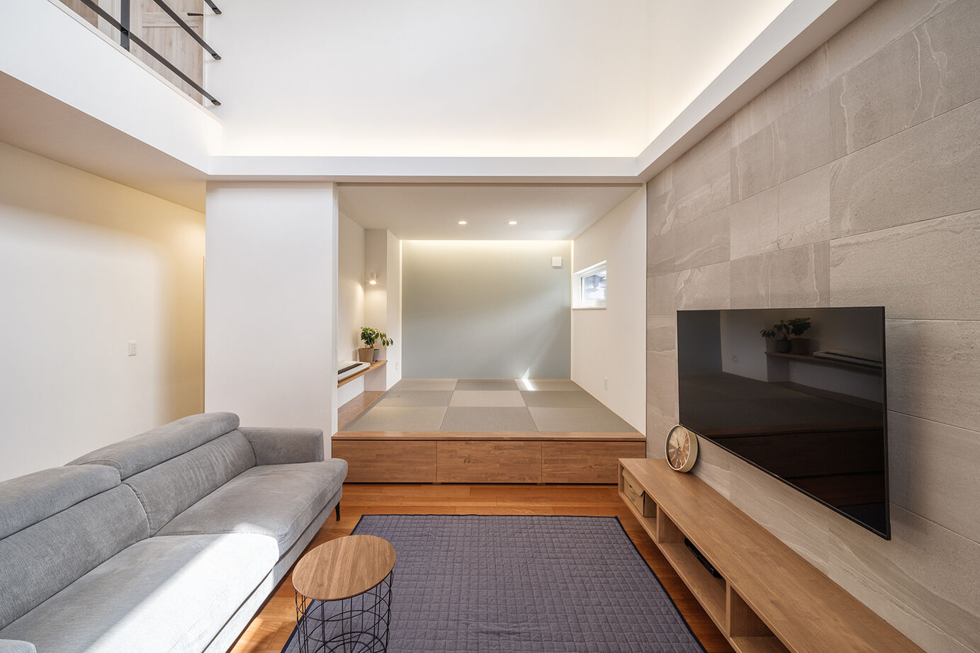 KEIJI一級建築士事務所 【吹き抜け・小上がり・間接照明】空の見える高窓がお気に入り。高性能+床暖房で冬暖かく、光熱費も削減の建築実例画像7