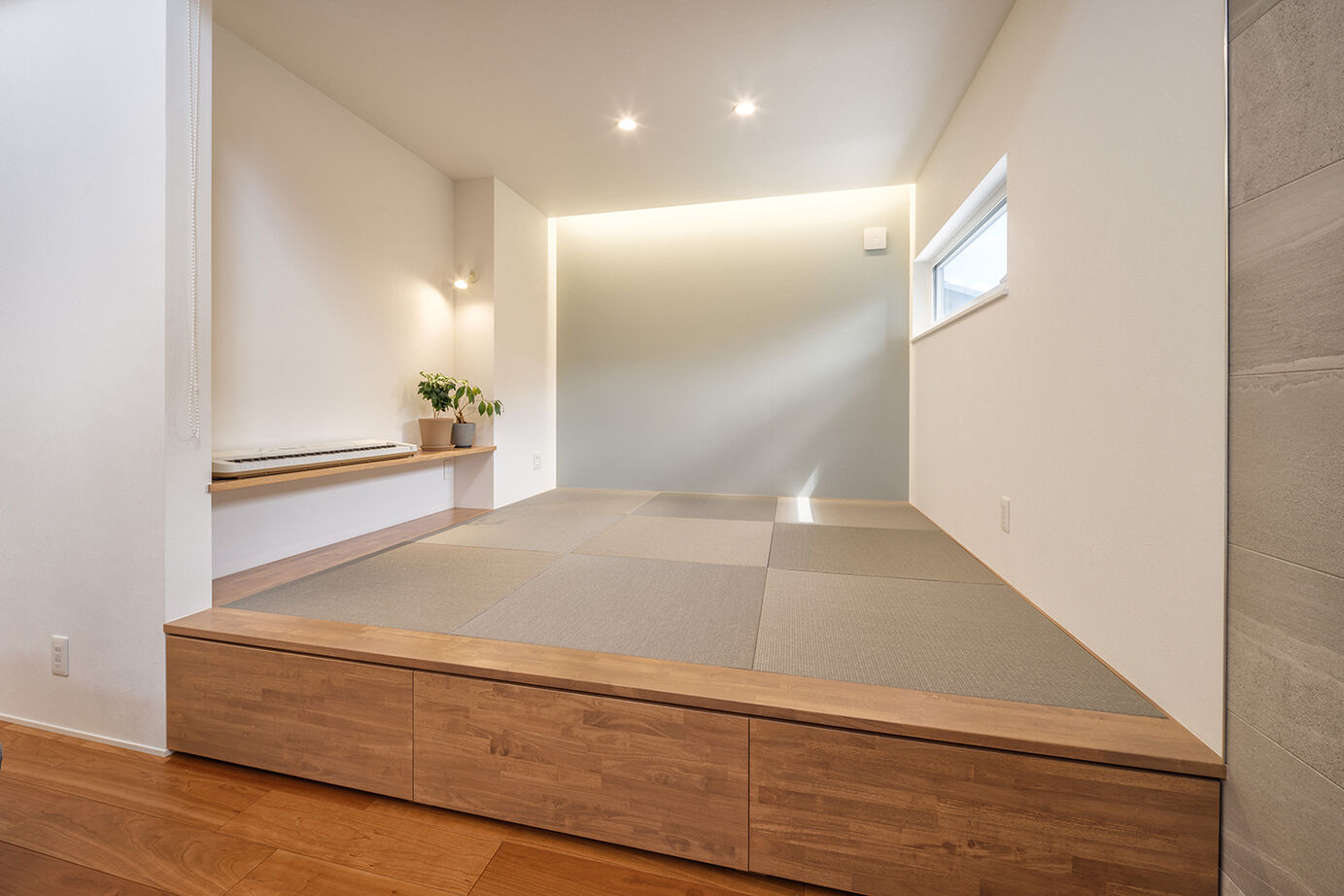 KEIJI一級建築士事務所 【吹き抜け・小上がり・間接照明】空の見える高窓がお気に入り。高性能+床暖房で冬暖かく、光熱費も削減の建築実例画像8