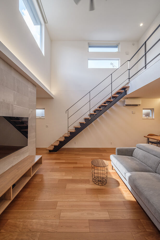 KEIJI一級建築士事務所 【吹き抜け・小上がり・間接照明】空の見える高窓がお気に入り。高性能+床暖房で冬暖かく、光熱費も削減の建築実例画像11