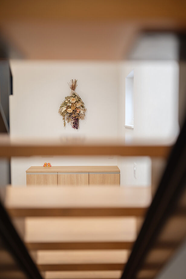 KEIJI一級建築士事務所 【吹き抜け・小上がり・間接照明】空の見える高窓がお気に入り。高性能+床暖房で冬暖かく、光熱費も削減の建築実例画像12