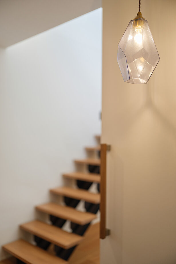 KEIJI一級建築士事務所 【吹き抜け・小上がり・間接照明】空の見える高窓がお気に入り。高性能+床暖房で冬暖かく、光熱費も削減の建築実例画像16