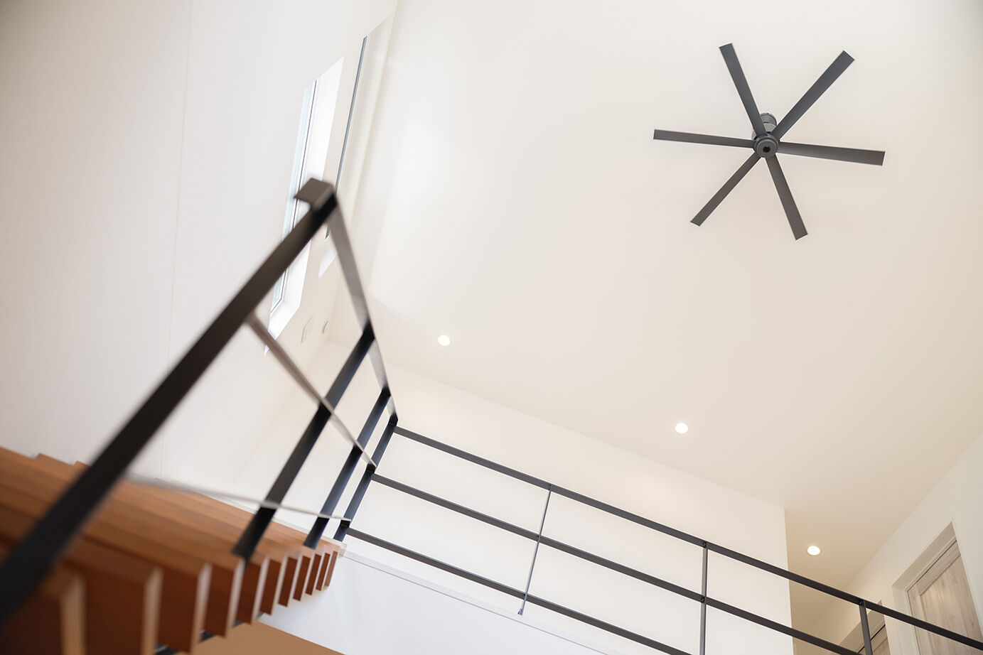 KEIJI一級建築士事務所 【吹き抜け・小上がり・間接照明】空の見える高窓がお気に入り。高性能+床暖房で冬暖かく、光熱費も削減の建築実例画像18