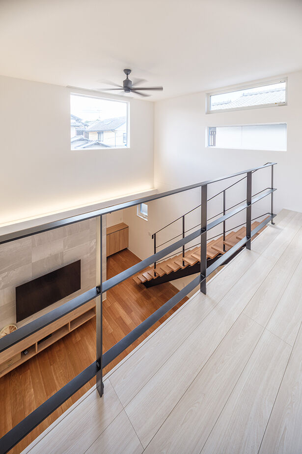 KEIJI一級建築士事務所 【吹き抜け・小上がり・間接照明】空の見える高窓がお気に入り。高性能+床暖房で冬暖かく、光熱費も削減の建築実例画像19