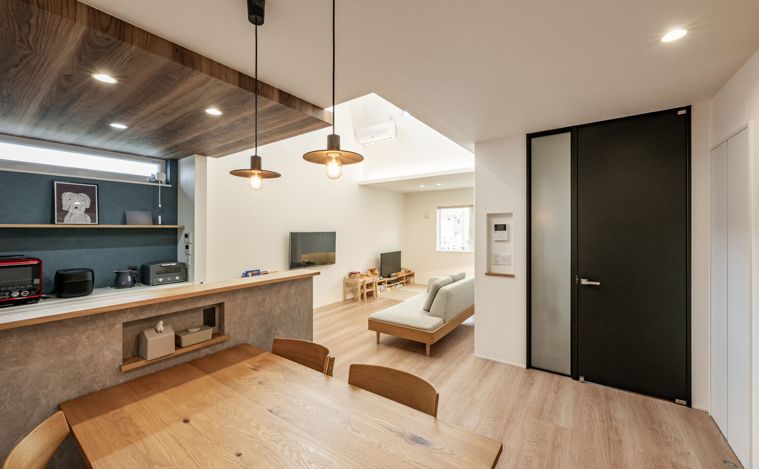 KEIJI一級建築士事務所 【京都・2000万円台・30坪】W断熱の効果を実感。毎日の家事や身支度が楽しくなる明るく開放的な吹抜けの家の建築実例画像