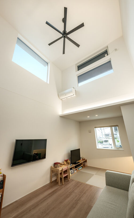 KEIJI一級建築士事務所 【京都・2000万円台・30坪】W断熱の効果を実感。毎日の家事や身支度が楽しくなる明るく開放的な吹抜けの家の建築実例画像3