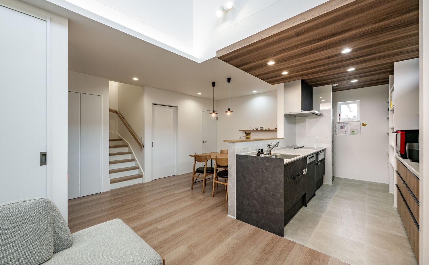 KEIJI一級建築士事務所 【京都・2000万円台・30坪】W断熱の効果を実感。毎日の家事や身支度が楽しくなる明るく開放的な吹抜けの家の建築実例画像5