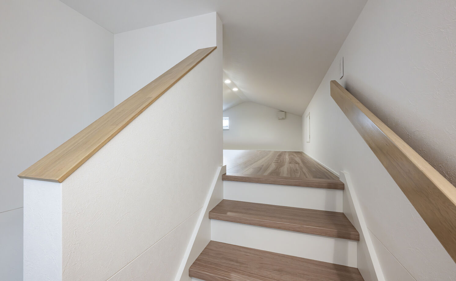 KEIJI一級建築士事務所 【京都・2000万円台・30坪】W断熱の効果を実感。毎日の家事や身支度が楽しくなる明るく開放的な吹抜けの家の建築実例画像13