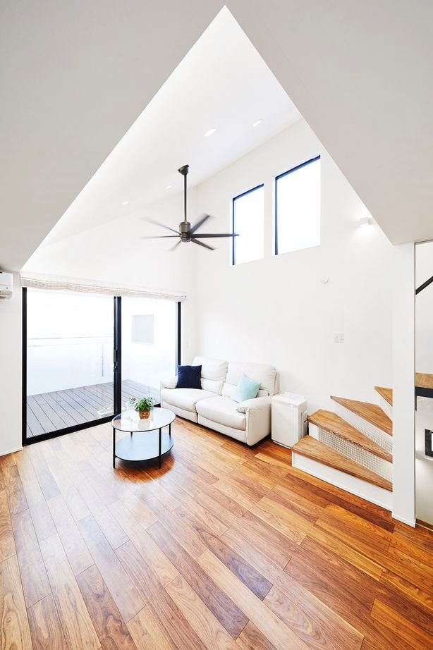 ダイヤビルト 【20坪台/間取り/3階建て/バルコニー/吹き抜け】狭小地でも実現した開放感たっぷりのガレージハウスの建築実例画像2