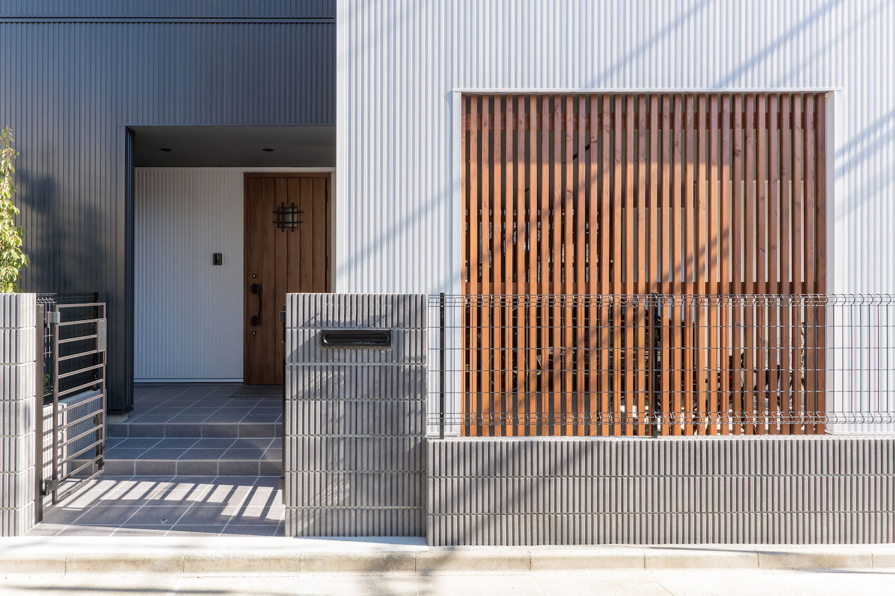 ダイヤビルト 【間取り/3階建て/ビルトインガレージ】光の射すL字型バルコニー。プライバシーにも配慮したガレージハウスの建築実例画像4