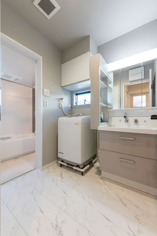 ダイヤビルト 【間取り/3階建て/ビルトインガレージ】光の射すL字型バルコニー。プライバシーにも配慮したガレージハウスの建築実例画像8