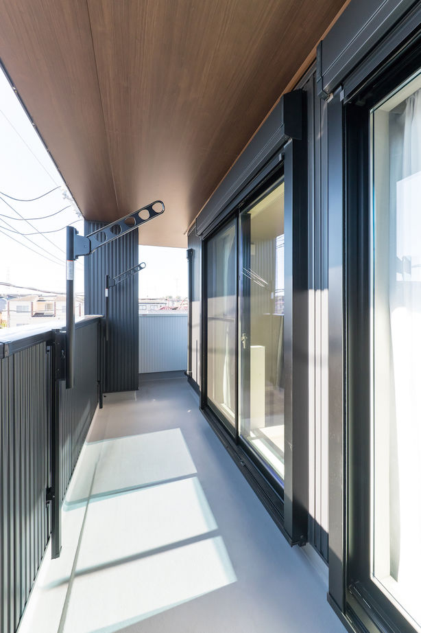 ダイヤビルト 【間取り/3階建て/ビルトインガレージ】光の射すL字型バルコニー。プライバシーにも配慮したガレージハウスの建築実例画像10