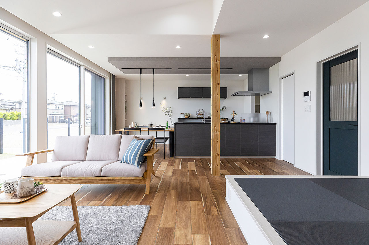 アトラクトホーム 【半平屋スタイル×間取り図有】スムーズな生活動線を叶えた、軒裏が映える半平屋のデザイン住宅の建築実例画像2