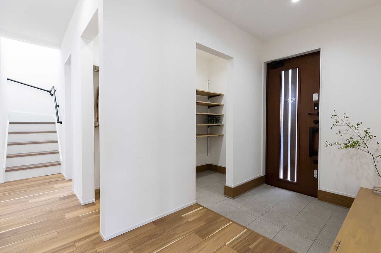 アトラクトホーム 【半平屋スタイル×間取り図有】スムーズな生活動線を叶えた、軒裏が映える半平屋のデザイン住宅の建築実例画像3