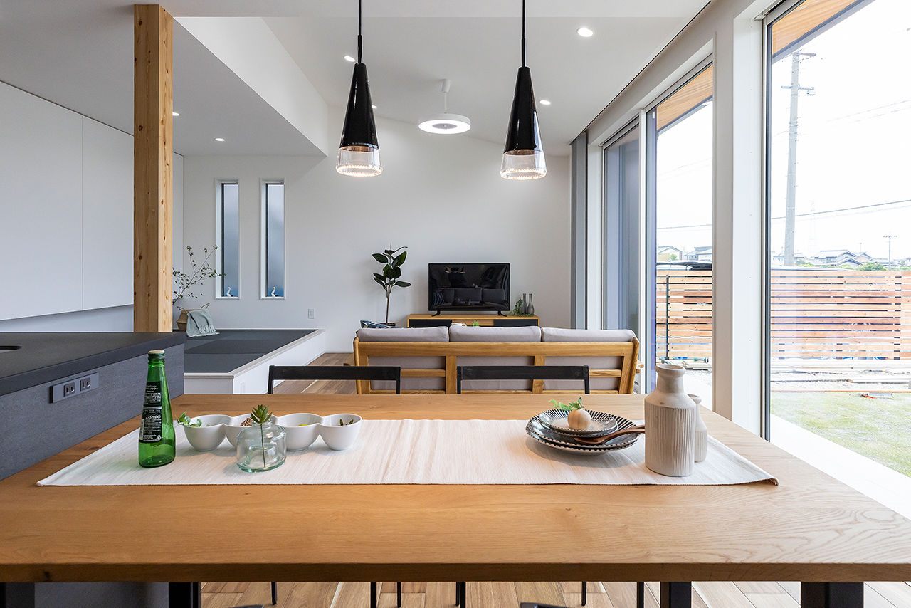 アトラクトホーム 【半平屋スタイル×間取り図有】スムーズな生活動線を叶えた、軒裏が映える半平屋のデザイン住宅の建築実例画像4