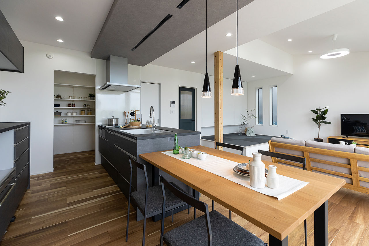 アトラクトホーム 【半平屋スタイル×間取り図有】スムーズな生活動線を叶えた、軒裏が映える半平屋のデザイン住宅の建築実例画像6