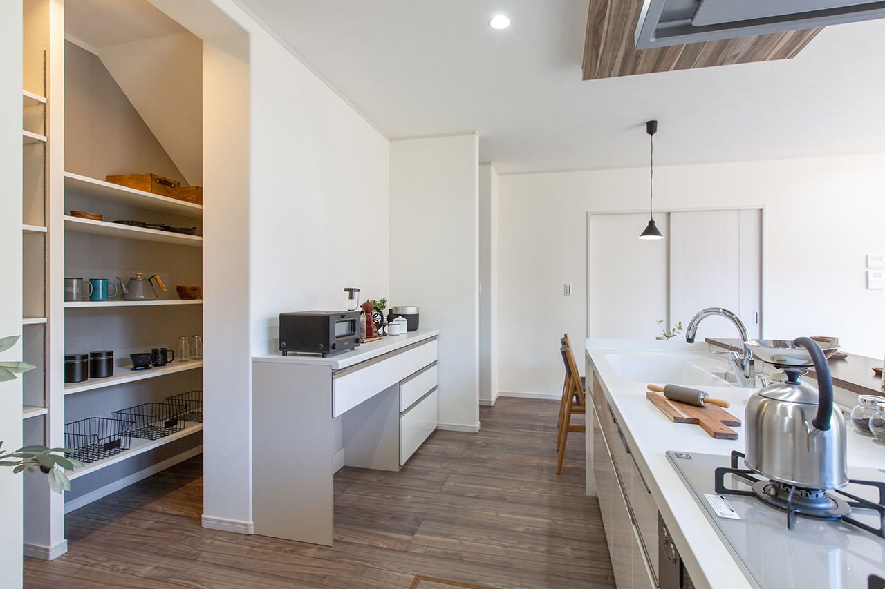 アトラクトホーム 【平屋×間取り図有×1000万円台】陽光を導くL字型平屋。安全な固定階段付きの小屋裏収納で収納量も◎の建築実例画像8