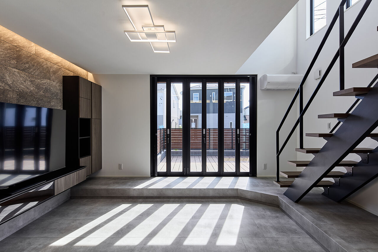 インベイックス 【武蔵村山市/30坪台/免震住宅/ウッドデッキ】ホテルライクなダウンフロアリビングがくつろぎを深める家の建築実例画像3